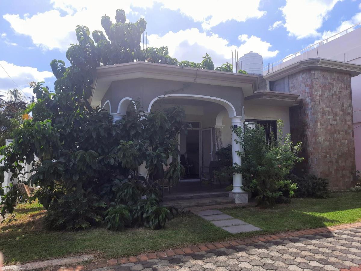 Cardamon Villa Is A 2 Bedroom With 1 Bathroom And Seperate Toilet Detached House With Ac And Swimming Pool , 5 Minutes Walk From Flic En Flac Public Beach Exteriér fotografie